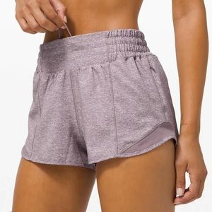 NWT Lululemon Hotty Hot HR 2.5” Shorts - size 4